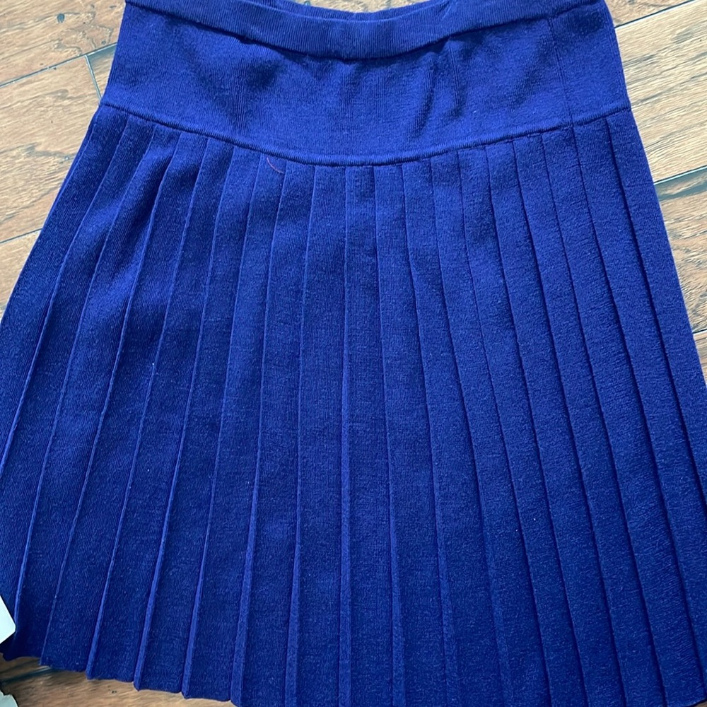 100% pure wool pleated skirt.